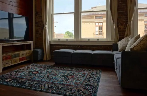 Palestine House | Travel in Comfort- The Hidden Gem of Downtown PTX