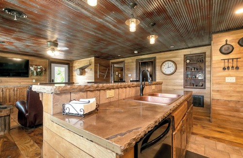 Grandview Plaza Apartment | Traveler Suite – Rustic 2 Bed, 2 Bath Apt