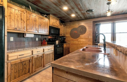 Grandview Plaza Apartment | Traveler Suite – Rustic 2 Bed, 2 Bath Apt