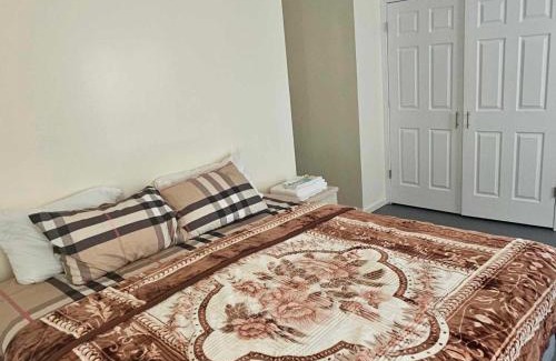 Newark House | Travelers Long Stay with Private Bathroom Divine Villa and Resorts 5mins to EWR Airport and 4mins to Penn Station Newark, New York