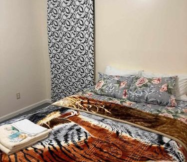 Newark House | Travelers Long Stay with Private Bathroom Divine Villa and Resorts 5mins to EWR Airport and 4mins to Penn Station Newark, New York