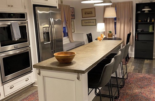 New Kensington House | Traveling professionals. Well-appointed, fully furnished 2-bedroom home.