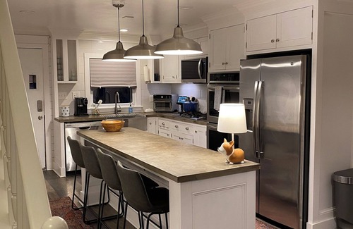 New Kensington House | Traveling professionals. Well-appointed, fully furnished 2-bedroom home.