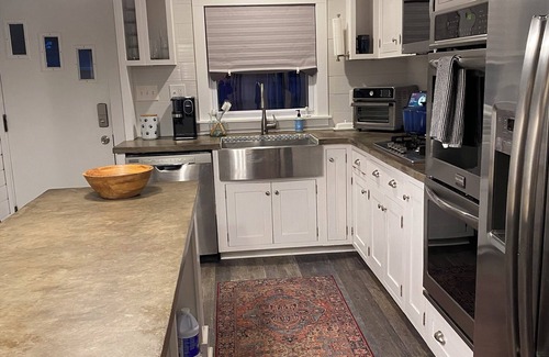 New Kensington House | Traveling professionals. Well-appointed, fully furnished 2-bedroom home.