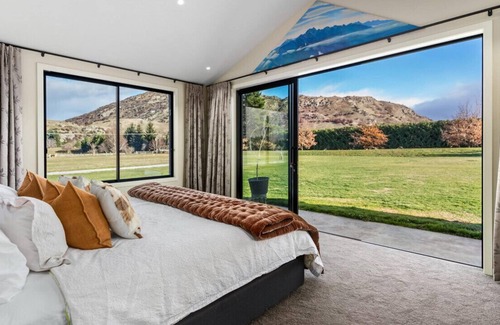 Arrow Junction House | TRAVELLERS RETREAT | LIVE THE DREAM