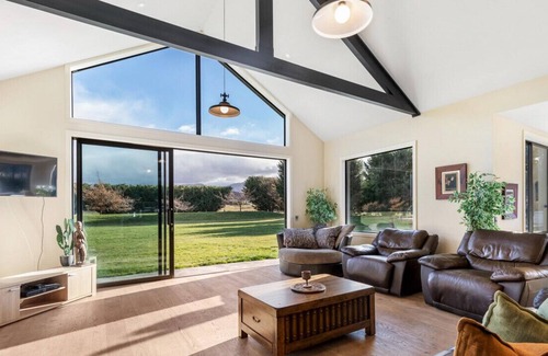 Arrow Junction House | TRAVELLERS RETREAT | LIVE THE DREAM