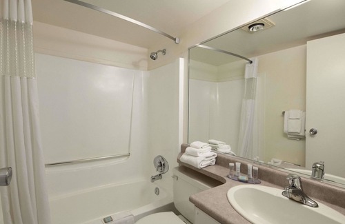 Regional District of Nanaimo Hotel | Travelodge by Wyndham Nanaimo