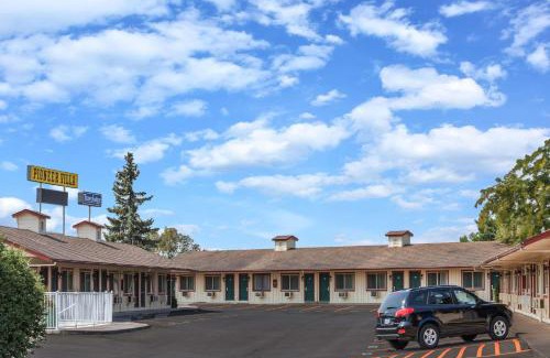 Halsey Hotel | Travelodge by Wyndham Pioneer Villa