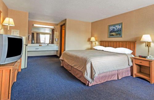 Halsey Hotel | Travelodge by Wyndham Pioneer Villa