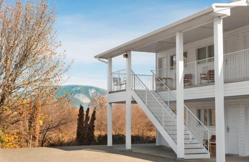 Salmon Arm Hotel | Travelodge by Wyndham Salmon Arm BC