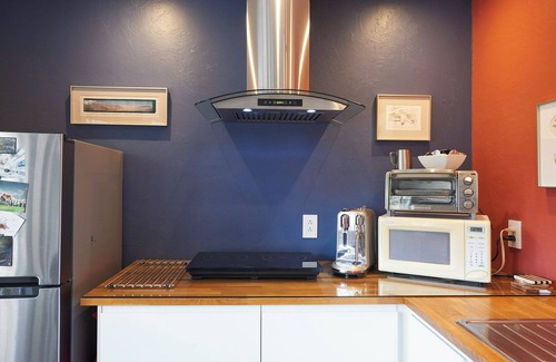 Sam Hughes House | TREAT GUESTHOUSE, Private, Quiet, Comfortable! Artistically designed space.