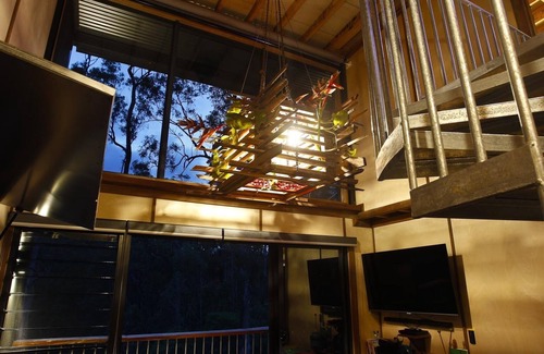 Austinville House | Tree House #4 Red,Private three levelled building with BBQ ,Smart TV, kitchen