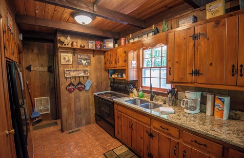 Shatley Springs Cottage | Tree House Chalet - Hot Tub - Firepit - Gas Fireplace - Close to Shatley Springs Restaurant