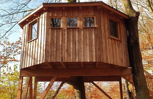 Uslar Apartment | Tree house round house, living/sleeping area - Baumhaushotel Solling