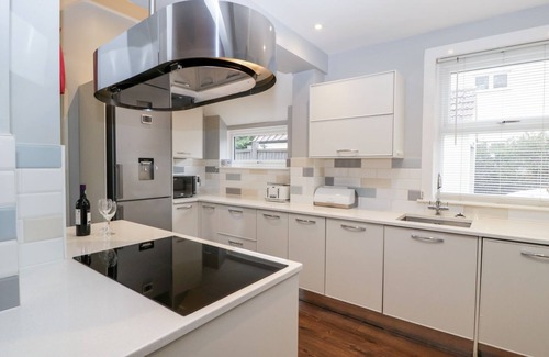 Glastonbury Cottage | TREE OF LIFE HOUSE, NUMBER 27 BERE LANE, pet friendly in Glastonbury