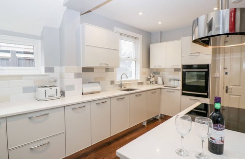 Glastonbury Cottage | TREE OF LIFE HOUSE, NUMBER 27 BERE LANE, pet friendly in Glastonbury