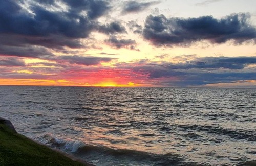 Madison-on-the-Lake House | Tree-Top Lake-Front Cottage