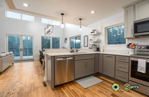 Basye Ski Chalet | Tree-top serenity! | Big sky views & private hot tub under the stars | Bryce Resort