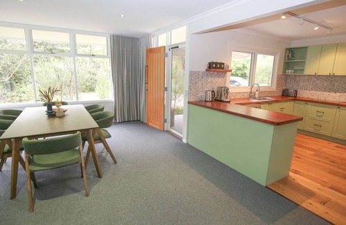 Wandiligong House | Tree View Cottage - Tranquil on the creek