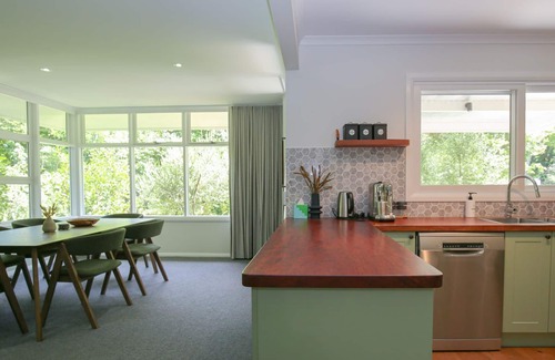 Wandiligong House | Tree View Cottage - Tranquil on the creek