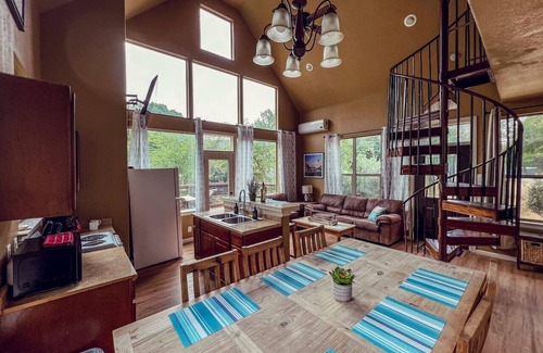 New Braunfels Cabin | Treehouse 1 Mockingbird Lodge