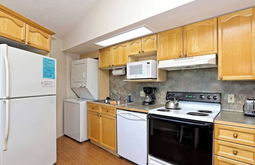 Lakeway House | Treehouse Bungalow with Community Pool/Hot Tub 16