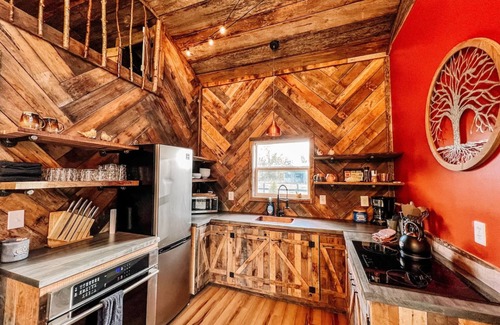 West Newton House | Treehouse Hot tub on 60 Acre Farm Near Downtown