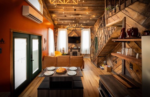 West Newton House | Treehouse Hot tub on 60 Acre Farm Near Downtown