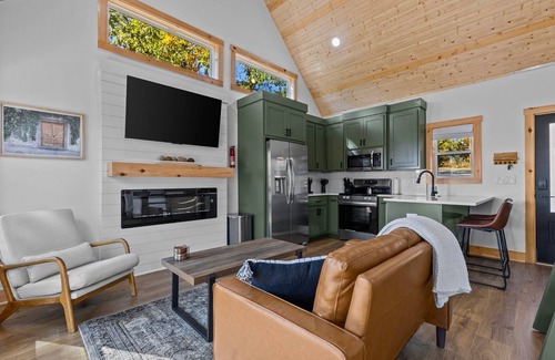 Beaver Shores Cabin | TreeHouse, Hot Tub, Wooded Views, Near Lake