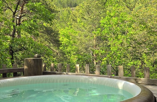 Serres Cabin | Treehouse with private Jacuzzi - Bois d'Arambe