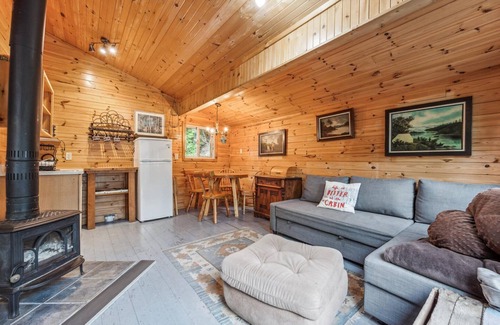 Wiarton Cottage | Treetop Hideaway – Rustic Cabin Retreat