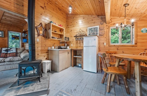 Wiarton Cottage | Treetop Hideaway – Rustic Cabin Retreat