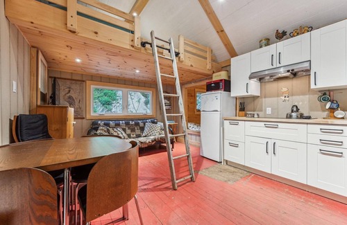 Wiarton Cottage | Treetop Hideaway – Rustic Cabin Retreat