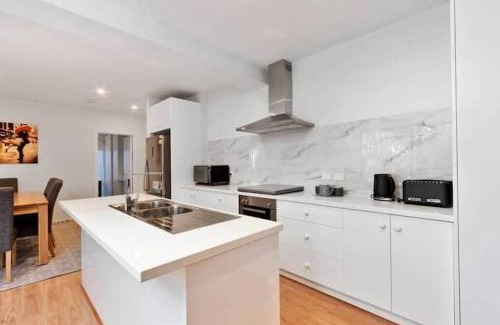 Taroona House | Treetops-Large Home 9km to CBD Sleeps 10