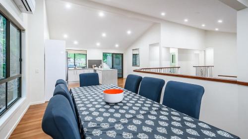 Hardys Bay House | 'Treetops On The Bay - Water Views' by Accom Holidays