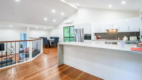 Hardys Bay House | 'Treetops On The Bay - Water Views' by Accom Holidays