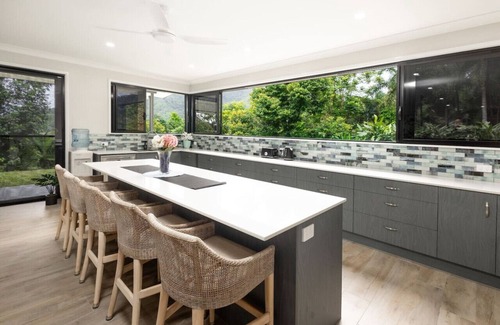 Caravonica House | Treetops Sanctuary 4BR Entertaining Delight - Pool