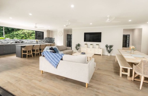 Caravonica House | Treetops Sanctuary 4BR Entertaining Delight - Pool