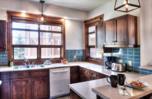 Tremblant-Les-Eaux Ski Chalet | Tremblant-Les-Eaux C1