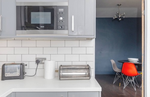 East Acton Apartment | Trendy 2BD House — 5 Mins from Willesden Junction!