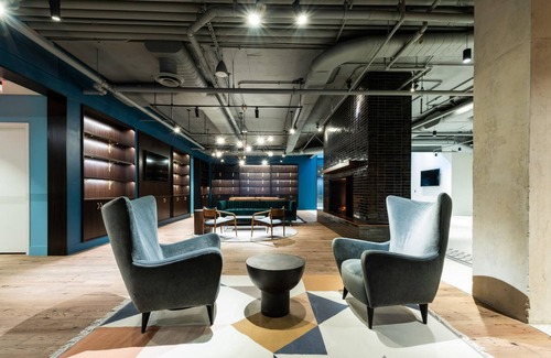 Eisenhower East Apartment | Trendy 2BR in The Foundry Near Amazon w/ Gym