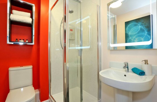 Dyce Apartment | Trendy apartment a short drive from Aberdeen City