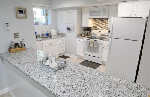 Bloomingdale Apartment | Trendy Apt in Bloomingdale - Parking