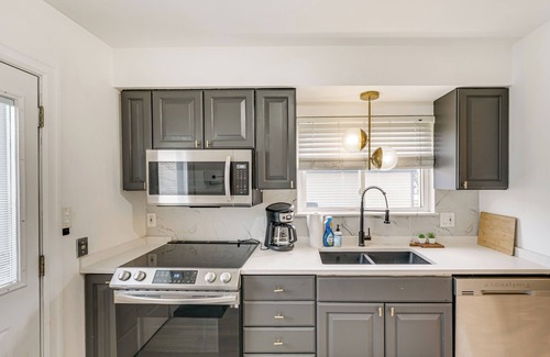 Birmingham House | Trendy Birmingham House w/Laundry Amenities!