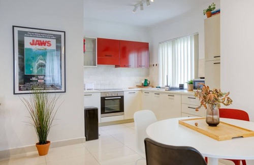 Bahar ic-Caghaq Apartment | Trendy & Colourful 1BR home w/WIFI in Naxxar