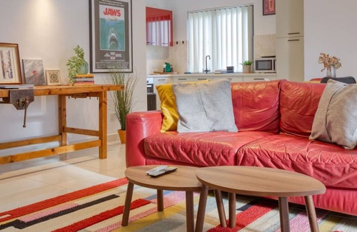 Bahar ic-Caghaq Apartment | Trendy & Colourful 1BR home w/WIFI in Naxxar
