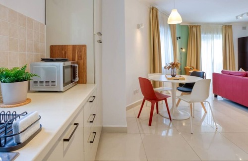 Bahar ic-Caghaq Apartment | Trendy & Colourful 1BR home w/WIFI in Naxxar