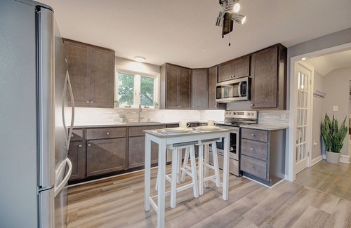 Bay View Apartment | Trendy Getaway: Trendy Getaway: 5 Min to Downtown + Pet Friendly