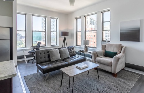 East Hyde Park Apartment | Trendy HP 2BR with Fast Transit to UChicago & DT by Zencity
