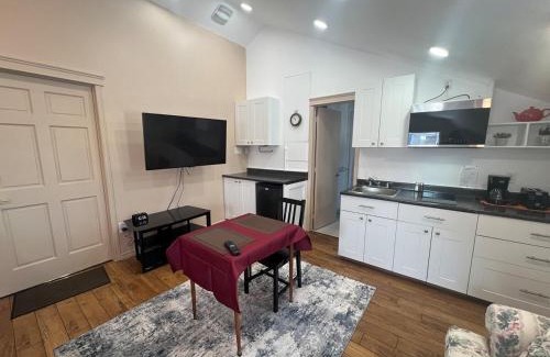 Fredericton Apartment | Trendy In-Town Studio - Fast WiFi & Work Desk
